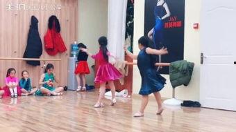 成人欢快舞蹈独舞视频