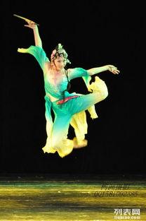 白马成人舞简单教学视频,轻松入门，舞动魅力